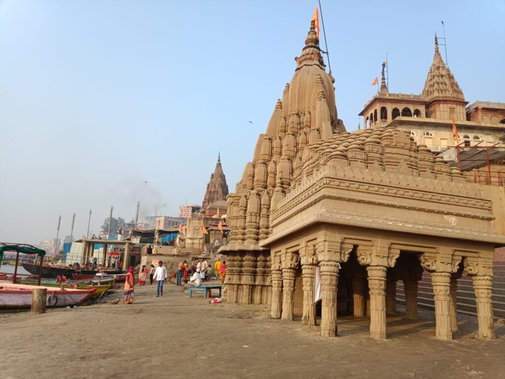 [वाराणसी] के [सिंधिया घाट] पर स्थित झुका हुआ [रत्नेश्वर महादेव मंदिर], जिसे 'काशी की झुकी हुई मीनार' भी कहा जाता है, गंगा नदी के किनारे।