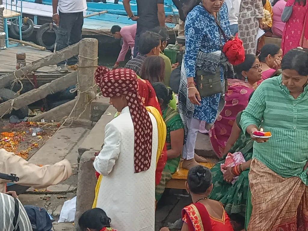 पारंपरिक शादी के जोड़े में सजे  दूल्हा-दुल्हन