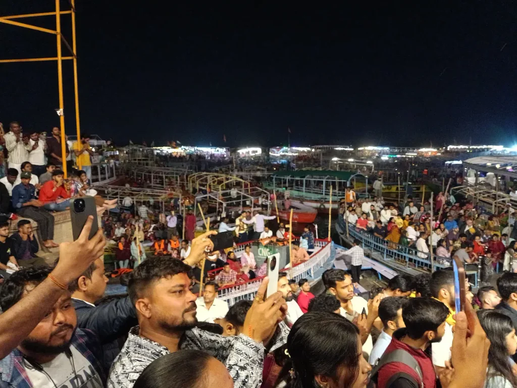 वाराणसी गंगा आरती: समय, प्रमुख घाट, बोट बुकिंग और संपूर्ण गाइड 2 Tourists watching Varanasi Ganga Aarti from boat at Dashashwamedh Ghat