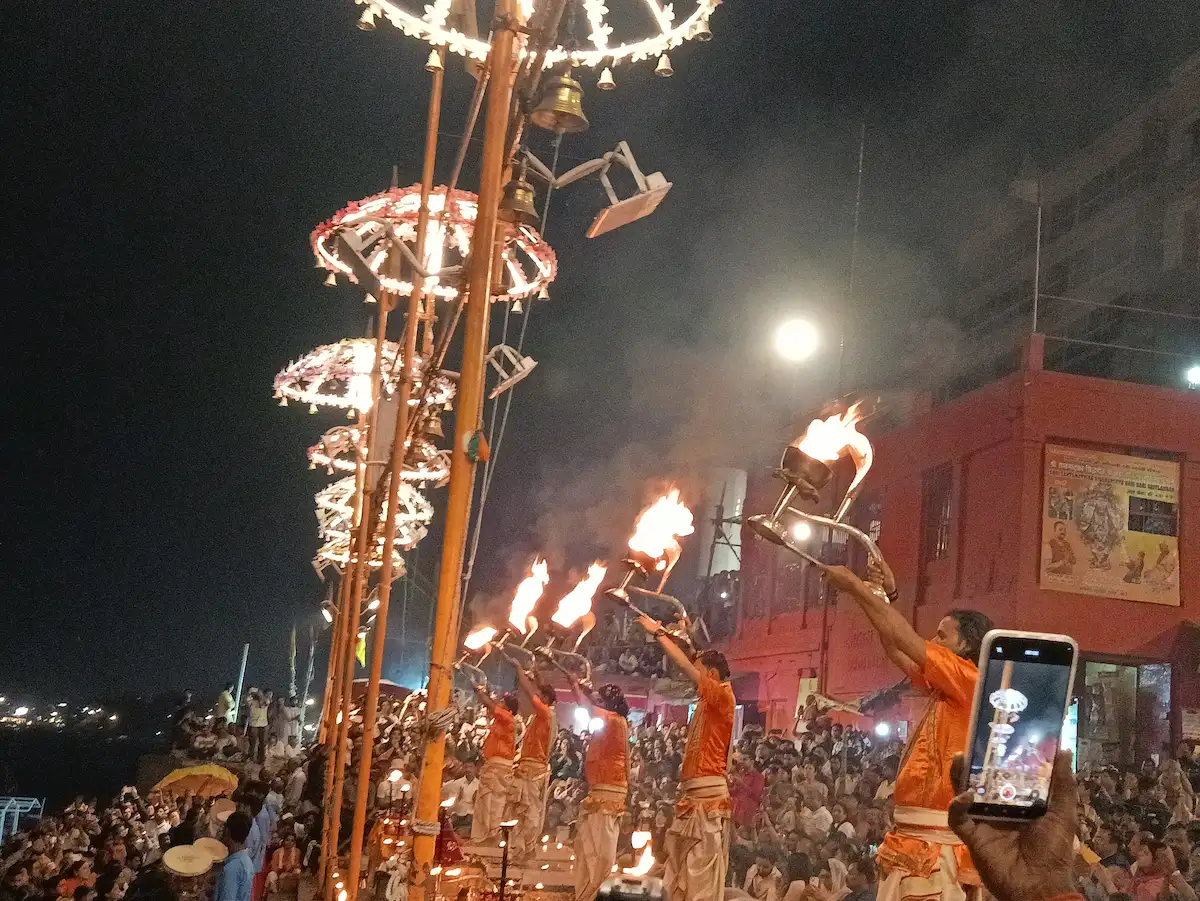 वाराणसी गंगा आरती: समय, प्रमुख घाट, बोट बुकिंग और संपूर्ण गाइड 1 Varanasi Ganga Aarti at Dashashwamedh Ghat performed by priests